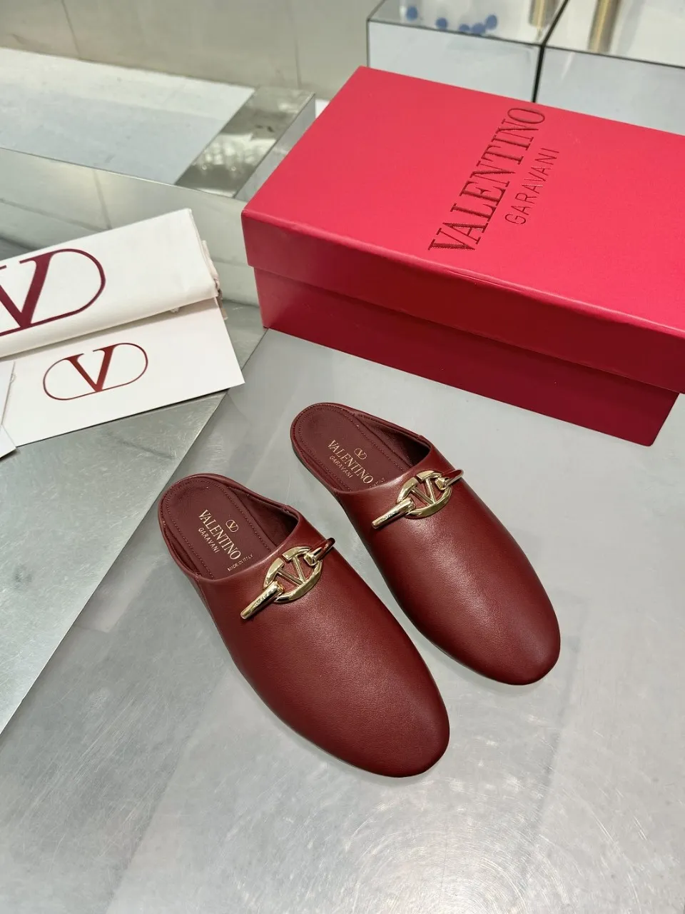 👟👟Ex-factory price 520👟👟 Valentino’s hottest new product in 2025, the new slippers are also easy to wear...😈😈😈 The latest logo buckle Perfectly combined with sexiness❤️‍🔥❤️‍🔥❤️‍🔥❤️‍🔥It is simply the pinnacle of summer fashion💖💖💖💖Original replica Outsole: Italian genuine leather outsole Heel height: Flat heel Size: 35-39 (40 41 42 customization is non-returnable and non-exchangeable)